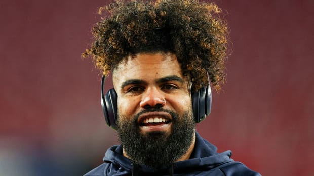 Running back Ezekiel Elliott